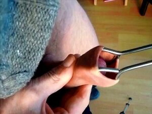 Prépuce joue avec des pinces de cuisine. Prépuce joue avec des