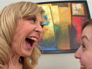 Maman blonde a attiré la copine de son beau-fils et a fait l'amour