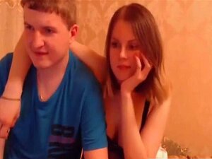 Un couple chaud et frais a décidé de baiser en se filmant sur cam.