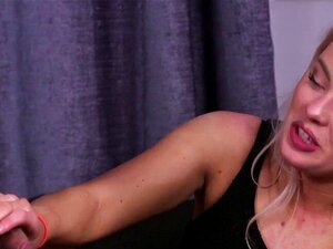 Cfnm brit tire une petite bite. Fétichisme cfnm brit mistress tire