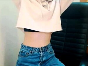 Mater cette étudiante en pantalon noir qui se déshabille devant sa