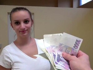 Masseuse suisse avec de gros melons naturels prend de l'argent pour du