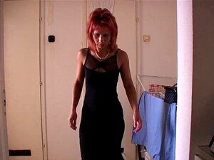 La belle-mère rousse a surpris son beau-fils en train de se branler