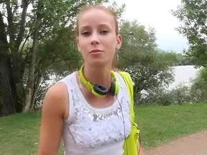 Magnifique bimbo européenne attire les mecs pour une aventure