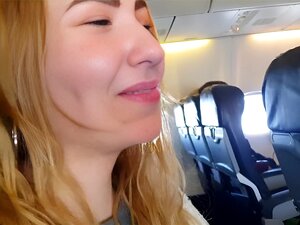 Tugjob et pipe dans un avion public - Bella Mur