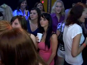 Des tonnes de sexe en groupe sur la piste de danse. Des tonnes de sexe