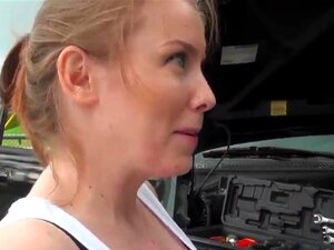 Alors que la jolie Desiree répare son camion cassé, ses seins
