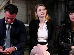 Agent plantureuse baisée avec un gode ceinture par un pirate de