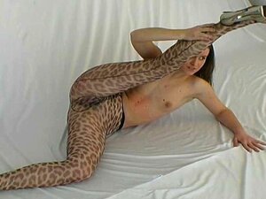 Bébé flexible en nylon écartant sa chatte et ses jambes