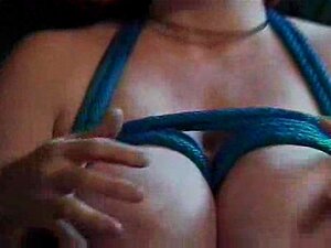 Ses seins étaient faits pour toucher