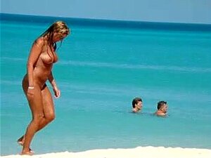 Voyeur nu de plage, blonde avec un corps génial filmée sortant de la