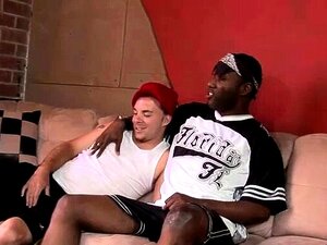 Nous avons cette duce gay noire et blanche en chaleur alors qu'ils