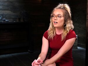 blonde polubrat tourmentée dans la servitude de l'appareil par le