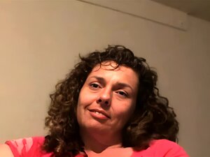 Plongez dans le monde cru et non censuré des prostituées matures et