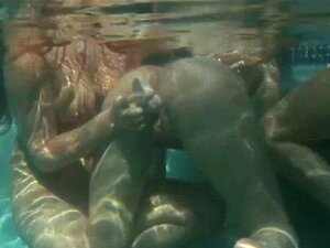 un trio lezzie frais sous l'eau avec un gode. un trio lezzie fraîche