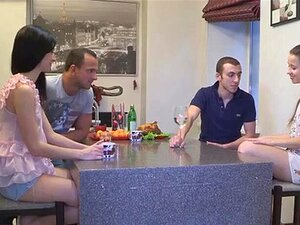 Session de baise gangbang passionnée avec des femmes fascinantes