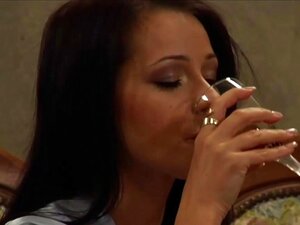 Maîtresse se détend et regarde son esclave mignonne être punie