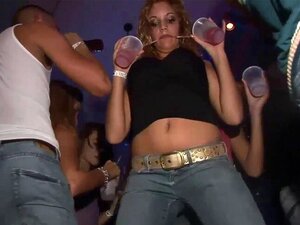 Les filles coquines se déshabillent à la fête. Les belles filles