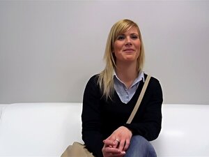 Incroyable Blonde Martina: Une Sensation De Canapé de Casting