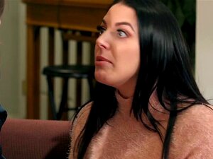 Une noueuse à gros seins lèche deux nanas sexy. Une experte en