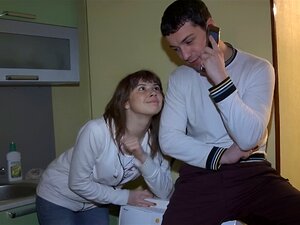 Ils trouvent un beau mec et il accepte de payer comptant. Ils trouvent