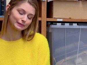 Une voleuse à gros seins est attrapée et baisée dans sa chatte