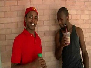 Des mecs noirs musclés et chauds humilient des twinks blancs hardcore