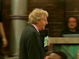 Plongez dans la passion brûlante de 'Jerry Springer Hot & Hostile'.