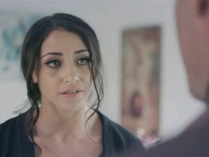 Derrick puni et baisé une mignonne. Voyons comment Avi, un sans-abri,