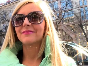 L'été chaud donne un job de pied en public