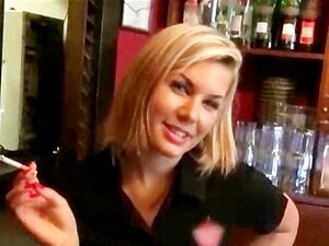 Une barmaid blonde sexy montre son cul et se fait baiser fort pour de
