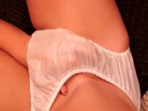Petite coquine lèche sa culotte. La petite coquine lèche sa culotte