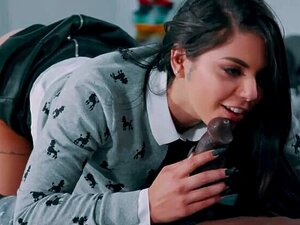 La belle pute adolescente à la poitrine plate Gina Valentina se