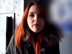 Eurobabe rousse amateur donne la tête et la chatte percées par un