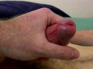 Vieux mecs gays sales se branlant et suçant un tube porno. Sa