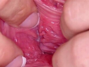Une nana tchèque perverse ouvre sa chatte mouillée à la péculia