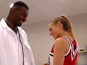 Regardez la cheerleader Sydney Cole prendre une dose de grosse bite