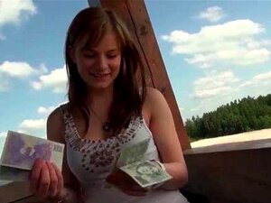 Une mignonne nympho amateur est payée pour du sexe en plein air