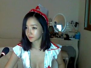 Regardez une superbe beauté coréenne dans un show de strip amateur
