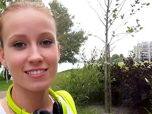 Action à trois excitée d'Eurobabe amateur serré avec deux mecs