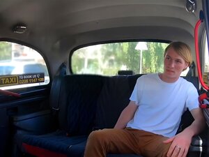 Eurobabe au volant d'un taxi chevauche une cowgirl inversée et se