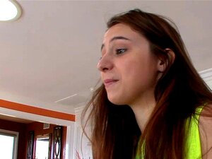 Mon copain suce des gros nichons d'Elektra Rose. Il a eu chaud sur