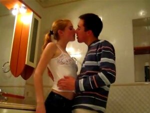 Pas le temps de se coucher. À la fête d'anniversaire de quelqu'un,