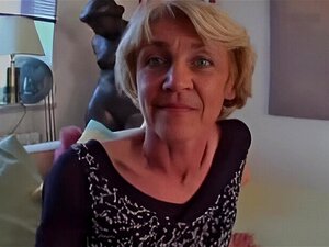 Mature allemande séduisante aux seins bouclés t'attend dans son lit.