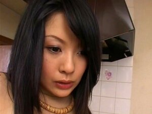 Beauté japonaise se fait tripoter la chatte affamée