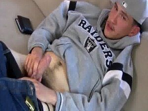 Un voyou latin reçoit une pipe