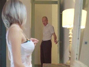 Tracy prend une grosse giclée de sperme collante sur son ventre