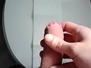 Un Adolescent Pendu Éjacule Sur Le Siège Des Toilettes