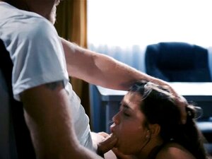 Un évêque pervers manipule une mignonne latina fraîche pour une