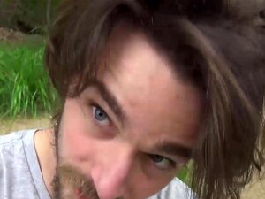 Un mec hétéro, Gauge, avec des tatouages, reçoit de l'argent pour